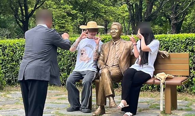 조수진 노무현재단 이사가 23일 열린 노무현 전 대통령 17주기 추도식에 일간베스트 이용자로 추정되는 방문객이 조롱성 행동을 하며 사진을 찍었다고 주장했다. 조수진 노무현재단 이사 페이스북 갈무리