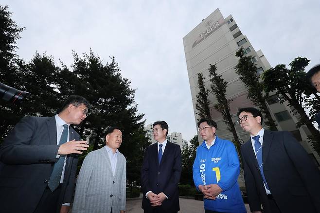 더불어민주당 정원오(가운데) 서울시장 후보가 19일 서울 양천구 목동6단지를 찾아 재건축 추진 중인 아파트를 둘러보고 있다. 연합뉴스