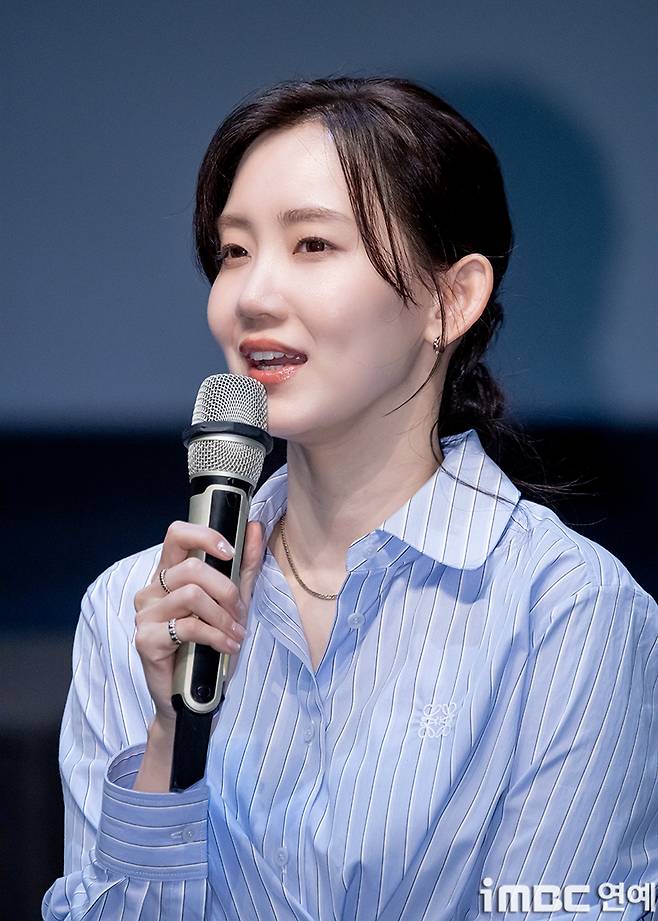 Actor Shin Hyun-bin attended the opening week stage greeting for the film Colony held at Lotte Cinema World Tower in Jamsil, Seoul on the 23rd, spending time interacting with the audience. The event was attended by the main cast, including director Reminiscent of Protection, Jun Ji-hyun, Koo Kyo-hwan, Ji Chang-wook, Shin Hyun-bin, and Kim Shin-rok.The film Colony depicts the desperate struggle of survivors isolated in a sealed-off building against evolving infected individuals due to an unidentified outbreak. It is currently being screened to great acclaim in theaters nationwide.