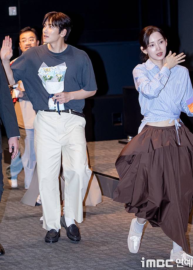 Actor Shin Hyun-bin attended the opening week stage greeting for the film Colony held at Lotte Cinema World Tower in Jamsil, Seoul on the 23rd, spending time interacting with the audience. The event was attended by the main cast, including director Reminiscent of Protection, Jun Ji-hyun, Koo Kyo-hwan, Ji Chang-wook, Shin Hyun-bin, and Kim Shin-rok.The film Colony depicts the desperate struggle of survivors isolated in a sealed-off building against evolving infected individuals due to an unidentified outbreak. It is currently being screened to great acclaim in theaters nationwide.