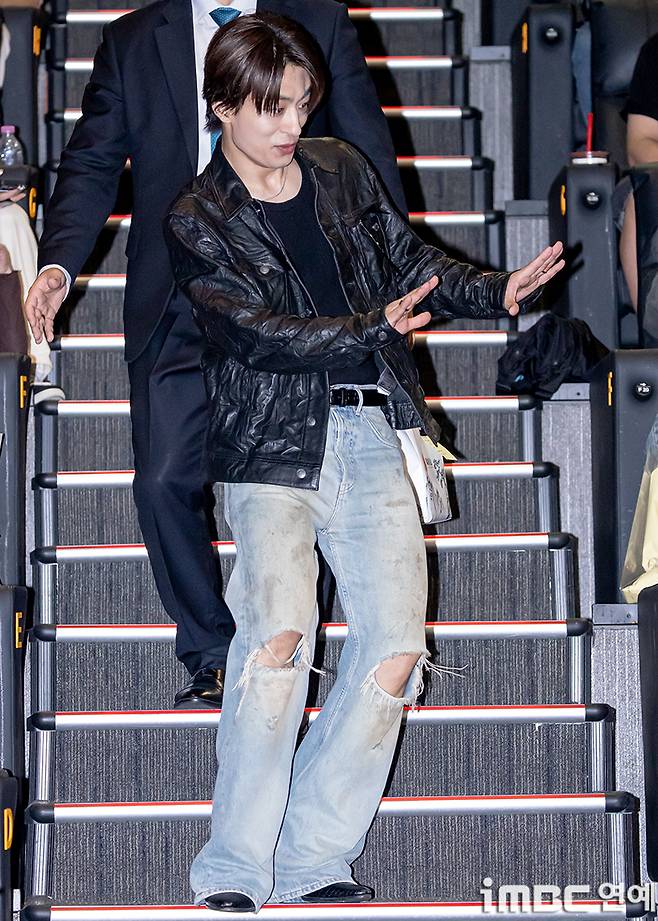 Actor Koo Kyo-hwan spent a meaningful time with the audience at the opening week stage greeting for the film Colony, held at Lotte Cinema World Tower in Jamsil, Seoul, on the 23rd. The event was attended by director Reminiscent of Protection, as well as actors Jun Ji-hyun, Koo Kyo-hwan, Ji Chang-wook, Shin Hyun-bin, and Kim Shin-rok, raising interest in the film.The film Colony tells the story of survivors isolated inside a building sealed off by an unidentified infection, fighting a desperate battle against infected individuals who are evolving unpredictably. It is currently enjoying great success in theaters nationwide.