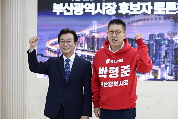 전재수 더불어민주당 부산시장 후보와 박형준 국민의힘 부산시장 후보가 후보자 토론회에서 파이팅을 외치고 있다. [사진=박형준 부산시장 후보 선거캠프]