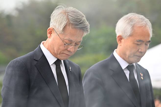 민형배(왼쪽) 더불어민주당 전남광주통합특별시장 후보와 양부남 더불어민주당 광주시당위원장이 지난 21일 오전 광주광역시 북구 운정동 국립5·18민주묘지에서 오월 영령에 묵념하고 있다. 뉴시스