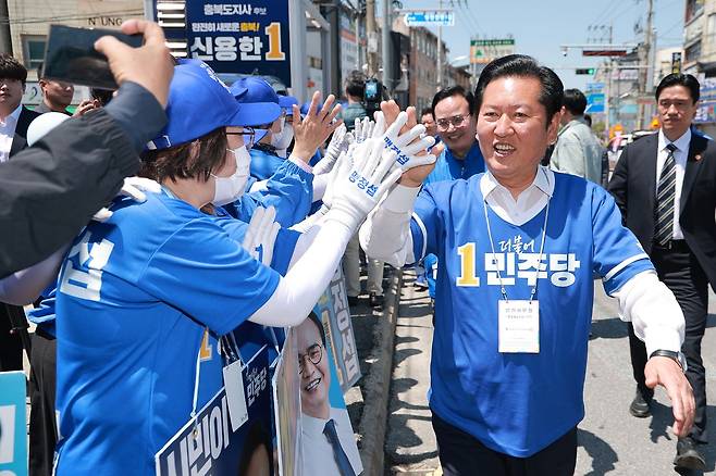 정청래 민주당 대표가 22일 충북 충주자유시장에서 중원 민심 다지기에 나섰다. [연합뉴스]