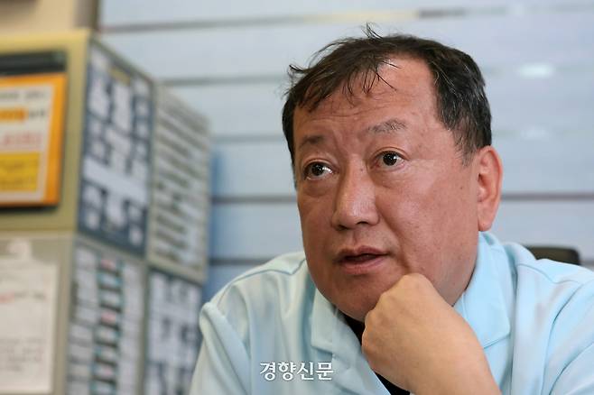 김정일 정신과 의사가 5월 14일 서울 강남구 김정일정신건강의학과의원 진료실에서 인터뷰하고 있다. 정효진 기자