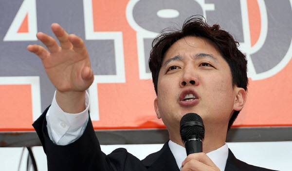 21일 서울시장 후보 출정식에서 지원 유세하는 개혁신당 이준석 대표. 연합뉴스