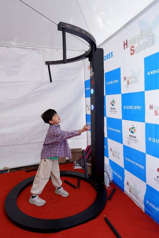 23일 코오롱 제68회 한국오픈골프선수권대회 갤러리 이벤트 중 하나인 '허밍스쿨'에 참가한 학생이 게임을 즐기고 있다. /조직위원회