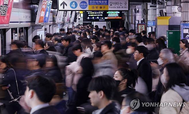 승객들로 붐비는 지하철 [연합뉴스]