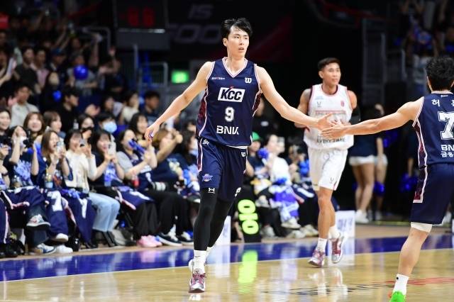 송교창은 KBL 드래프트 역사상 고졸 출신으로 가장 성공적인 커리어를 보낸 선수다. 그는 2015 KBL 신인 드래프트 전체 3순위로 지명, KCC의 프랜차이즈 스타로서 맹활약했다. 올스타로 무려 6번이나 선정된 스타 플레이어 송교창, 그는 2016-17 기량발전상, 2020-21 정규리그 MVP에 선정된 바 있다. 더불어 2번의 정규리그 우승, 2번의 챔피언결정전 우승을 이루기도 했다. 사진=KBL 제공