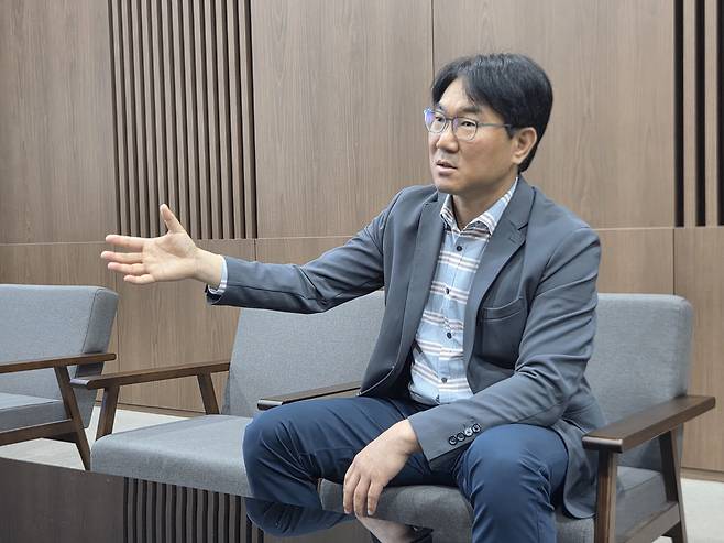 김인창 산업강재수요개발팀 팀장이 29일 현대제철 당진제철소에서 AI 전력 인프라 ‘토탈 패키지’에 대해 설명하고 있다. [현대제철 제공]