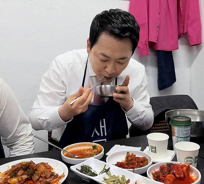 장동혁 국민의힘 대표가 서울 서대문구 홍제동에 있는 인왕시장의 한 식당에서 식사를 하고 있다.[장동혁 대표 SNS]