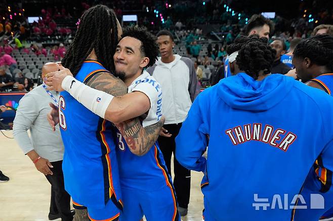 [샌안토니오=AP/뉴시스] 미국프로농구(NBA) 오클라호마시티 선더의 제일런 윌리엄스와 재러드 매케인. 2026.05.23