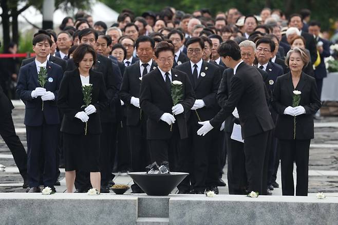 노무현 전 대통령 묘역 헌화하는 이재명 대통령 부부 노무현 전 대통령 묘역 헌화하는 이재명 대통령 부부     (김해=연합뉴스) 김도훈 기자 = 이재명 대통령과 김혜경 여사가 23일 경남 김해 봉하마을에서 열린 고 노무현 전 대통령 서거 17주기 추도식을 마친 뒤 묘역 내 헌화대에 헌화하고 있다. 2026.5.23 [청와대통신사진기자단]     superdoo82@yna.co.kr (끝)   <저작권자(c) 연합뉴스, 무단 전재-재배포, AI 학습 및 활용 금지>