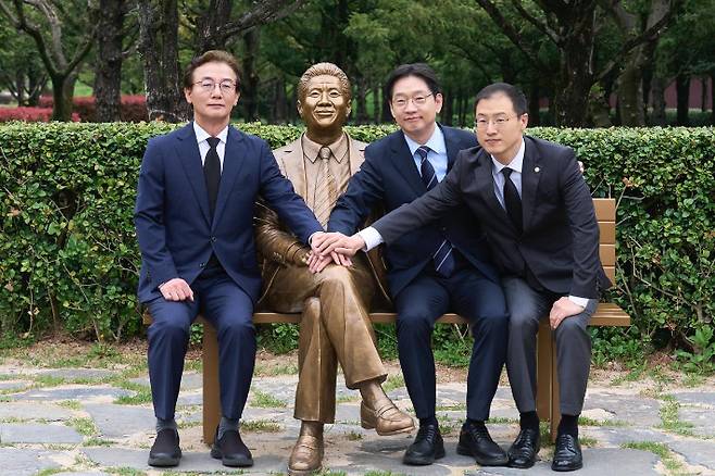 더불어민주당 전재수·김상욱·김경수 부울경 시도지사 후보들이 지난달 김해 봉하마을에서 공동 출정식을 열었다. 김경수 후보 캠프 제공