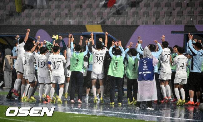 [OSEN=수원, 이대선 기자] 수원FC 위민은 20일 수원종합운동장에서 열린 2025-2026시즌 아시아축구연맹(AFC) 여자 챔피언스리그(AWCL) 4강전에서 북한 평양 내고향여자축구단과 경기에서 1-2로 패배했다.경기 종료 후 내고향여자축구단 선수들이 승리의 기쁨을 나누고 있다. 2026.05.20 /sunday@osen.co.kr