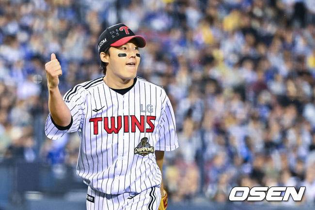 [OSEN=잠실, 박준형 기자] 12일 오후 서울 잠실구장에서 2026 신한 SOL KBO리그 LG 트윈스와 삼성 라이온즈의 진행됐다.이날 LG는 임찬규를, 삼성은 최원태를 선발투수로 내세웠다.5회초 1사 1루 삼성 장승현을 병살아웃 시킨 LG 임찬규 선발투수가 기뻐하고 있다 . 2026.05.12 / soul1014@osen.co.kr