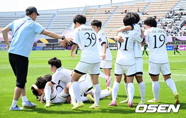 [OSEN=수원, 이대선 기자] 23일 오후 수원종합운동장에서 2025~2026시즌 아시아축구연맹(AFC) 여자 챔피언스리그(AWCL) 결승 북한 내고향여자축구단과 도쿄 베르디의 경기가 열렸다.AWCL은 아시아 각국 여자 축구 리그의 우승팀들이 격돌하는 대회로 2년 전 AFC가 여자 축구 활성화를 위해 출범시켰다.이 대회의 우승 상금은 100만 달러(약 15억 1000만 원), 준우승 상금은 50만 달러(약 7억 5400만 원)다.전반 내고향여자축구단 김경영(17번)의 선제골이 선수단이 기뻐하고 있다. 2026.05.23 /sunday@osen.co.kr