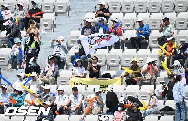 [OSEN=수원, 이대선 기자] 23일 오후 수원종합운동장에서 2025~2026시즌 아시아축구연맹(AFC) 여자 챔피언스리그(AWCL) 결승 북한 내고향여자축구단과 도쿄 베르디의 경기가 열렸다.AWCL은 아시아 각국 여자 축구 리그의 우승팀들이 격돌하는 대회로 2년 전 AFC가 여자 축구 활성화를 위해 출범시켰다.이 대회의 우승 상금은 100만 달러(약 15억 1000만 원), 준우승 상금은 50만 달러(약 7억 5400만 원)다.공동응원단이 내고향 깃발을 흔들며 응원하고 있다. 2026.05.23 /sunday@osen.co.kr