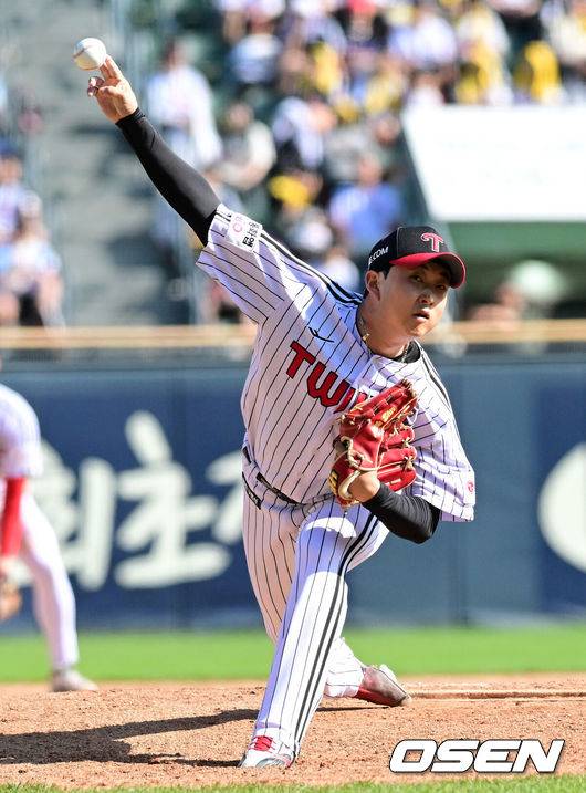 [OSEN=잠실, 지형준 기자] 23일 서울 잠실야구장에서 2026 신한 SOL KBO리그 LG 트윈스와 키움 히어로즈의 경기가 열렸다.LG는 임찬규, 키움은 배동현이 선발로 나섰다.8회초 1사 만루에서 마운드에 오른 LG 김진수가 역투하고 있다. 2026.05.23&nbsp;/ jpnews@osen.co.kr