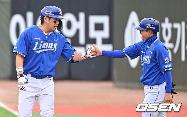 [OSEN=부산, 이석우 기자] 23일 부산 사직야구장에서 2026 신한 SOL KBO 리그 롯데 자이언츠와 삼성 라이온즈의 경기가 열렸다. 홈팀 롯데는 박세웅이, 방문팀 삼성은 장찬희가 선발 출전했다.삼성 라이온즈 강민호가 1회초 2사 만루 우익수 앞 2타점 안타를 치고 하이파이브를 하고 있다. 2026.05.23 / foto0307@osen.co.kr