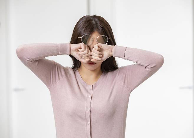 수면 부족으로 피로감을 호소하는 여성의 모습. 클립아트코리아