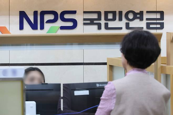 국민연금이 앞으로 5년간의 중기 자산배분 계획을 확정할 예정인 가운데, 최근 이어지는 코스피 상승세를 고려해 국내주식 보유 비중을 얼마나 늘릴지 관심이 모아지고 있다. ⓒ연합뉴스