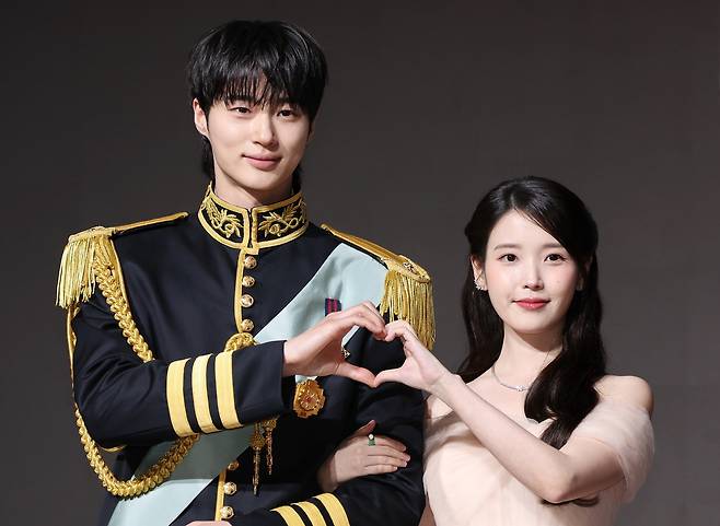 지난 5월 13일 서울 마포구 MBC 골든마우스홀에서 열린 MBC 금토드라마 ‘21세기 대군부인’ 제작발표회에서 배우 변우석(왼쪽)과 아이유가 손하트 포즈를 취하고 있다. 연합뉴스