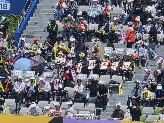 납북공동응원단이 23일 수원종합운동장에서 열린 2025~2026 아시아축구연맹 여자 챔피언스리그 결승전에서 북한 내고향여자축구단을 응원하고 있다.   수원 | 윤은용 기자