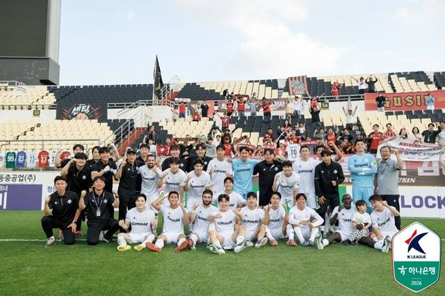 김해FC 선수단이 팬들과 첫 승 기념 사진을 찍고 있다. /사진=한국프로축구연맹 제공