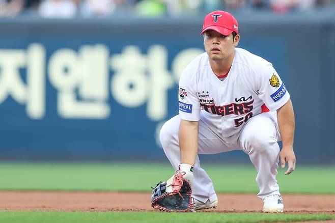 KIA 타이거즈 내야수 박상준이 22일 광주-KIA챔피언스필드에서 열린 2026 신한 SOL KBO리그 SSG 랜더스와의 정규시즌 3차전을 소화하다가 부상을 당했다. 마지막 타석에서 스윙을 하다가 몸 상태에 이상을 느꼈고, 병원 검진 결과 왼쪽 내복사근 부분 손상 진단을 받았다. KIA는 23일 SSG전을 앞두고 박상준을 1군 엔트리에서 제외하면서 내야수 오선우를 1군에 콜업했다. KIA 타이거즈