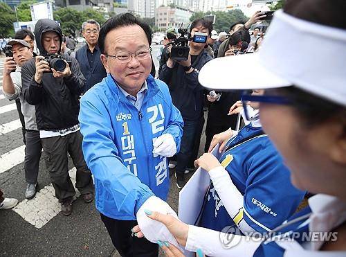 선거운동원과 악수하는 김부겸     (대구=연합뉴스) 김현태 기자 = 6·3 지방선거 공식 선거운동 첫날인 21일 오전 더불어민주당 김부겸 대구시장 후보가 대구 범어네거리에서 선거운동원들과 악수하고 있다. 2026.5.21
    mtkht@yna.co.kr