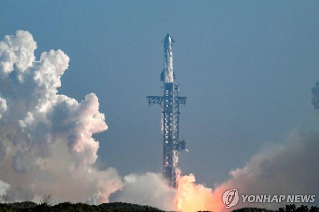 스페이스X 스타십 발사 스페이스X의 차세대 우주선 스타십의 새 모델 V3가 22일(현지시간) 오후 미국 텍사스주 스타베이스에서 발사되고 있다. [AFP=연합뉴스]
