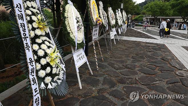 가수 신해철 유족이 보낸 조화 (김해=연합뉴스) 김동민 기자 = 노무현 전 대통령 17주기 추도식이 거행되는 23일 오전 경남 김해시 진영읍 봉하마을에 신해철 유족(윤원희)이 보낸 조화가 놓여 있다. 2026.5.23 image@yna.co.kr