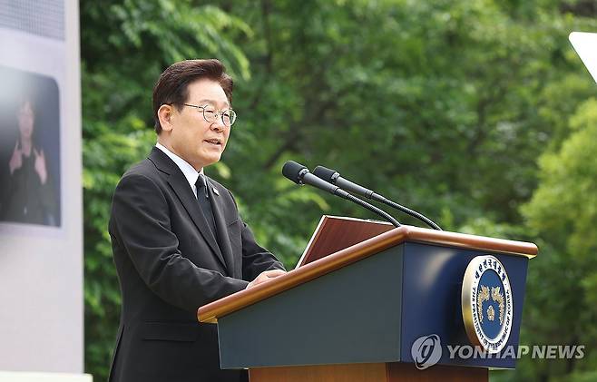 이재명 대통령, 노무현 전 대통령 추도사 (김해=연합뉴스) 김도훈 기자 = 이재명 대통령이 23일 경남 김해 봉하마을에서 열린 고 노무현 전 대통령 서거 17주기 추도식에서 추도사를 하고 있다. 2026.5.23 [청와대통신사진기자단] superdoo82@yna.co.kr