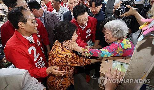 시민 만나는 박근혜 전 대통령     (대구=연합뉴스) 윤관식 기자 = 박근혜 전 대통령이 23일 국민의힘 추경호 대구시장 후보의 지원 유세를 위해 대구 북구 칠성시장을 찾아 상인과 인사하고 있다. 2026.5.23
    psik@yna.co.kr