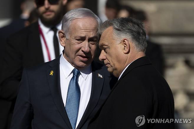 2025년 4월 헝가리 부다페스트에서 만난 베냐민 네타냐후 이스라엘 총리(왼쪽), 오르반 빅토르 전 헝가리 총리 [AP 연합뉴스 자료사진. 재판매 및 DB 금지]