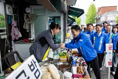 상인과 인사하는 정원오 후보 (서울=연합뉴스) 더불어민주당 정원오 서울시장 후보가 23일 아침 도봉산 입구에 있는 점포의 한 상인과 인사하고 있다. 2026.5.23 [정원오 후보 캠프 제공]