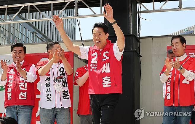 지지자에게 인사하는 오세훈 서울시장 후보 (서울=연합뉴스) 김주형 기자 = 국민의힘 오세훈 서울시장 후보가 23일 서울 강서구 발산역 인근 광장에서 열린 유세에서 지지자에게 인사하고 있다. 2026.5.23 kjhpress@yna.co.kr