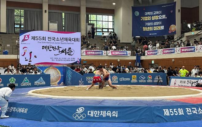 24일 부산보건대 체육관에서 열린 제55회 전국소년체육대회 씨름 남자 15세 이하부 용사급(80㎏) 16강전에서 광주중의 서인기(청샅바)가 황유찬(세종시)을 상대로 샅바 싸움을 하고 있다.