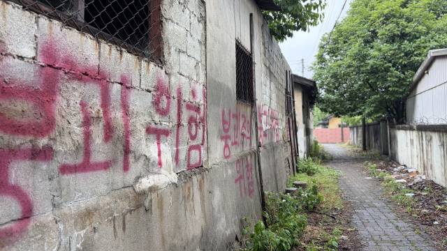 대전 동구 삼성동 재개발 예정 구역 내 한 골목. 외벽은 벽돌이 그대로 들어나 있었고, 래커로 새긴 듯한 '붕괴 위험'이라는 글자가 눈에 띈다. 사진=함성곤 기자