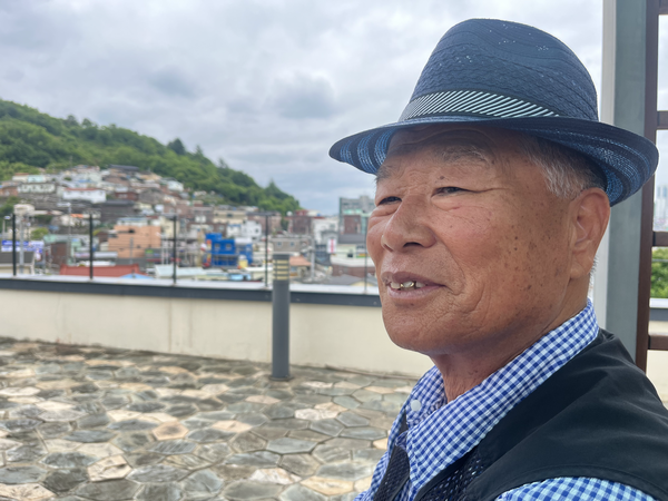 김종현(74) 씨가 22일 오전 진주 옥봉루 옥상에 있는 정자에 앉아있다. /김다솜 기자