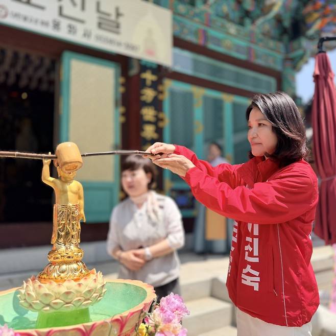 국민의힘 이진숙 달성군 국회의원 후보가 24일 오전 지역 사찰을 방문했다. /이진숙 후보 캠프 제공