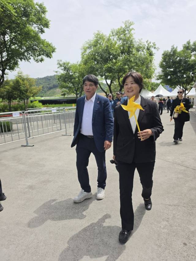 23일 전희영 후보가 봉하마을을 방문해 노란색 바람개비를 들고 있다. 진보당 제공