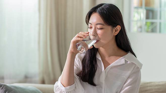 충분한 수분 섭취는 신장 기능 활성화에 도움이 된다｜출처: 클립아트코리아