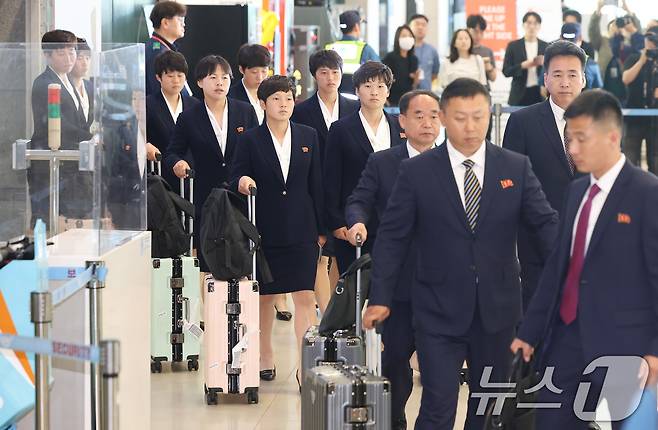 아시아축구연맹(AFC) 여자챔피언스리그 준결승전에 출전하는 북한 여자축구팀 '내고향여자축구단'이 지난 17일 오후 인천국제공항 제1여객터미널로 입국하고 있다. (공동취재) 2026.5.17 ⓒ 뉴스1 임세영 기자