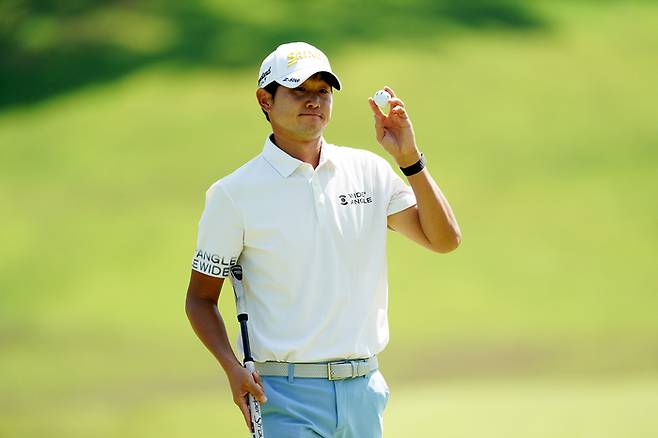 양지호가 24일 열린 코오롱 제68회 한국오픈 골프선수권대회 최종 4라운드 1번 홀에서 홀아웃 후 갤러리들을 향해 인사를 하고 있다. 사진 | 대회조직위