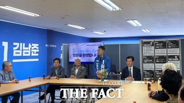 김남준 인천 계양을 더불어민주당 후보는 23일 "지금이 계양의 현안을 해결할 골든타임"이라고 말했다. 사진은 이날 김 후보 캠프에서 진행된 권노갑 김대중재단 이사장의 지지선언문 전달식. /인천=정채영 기자