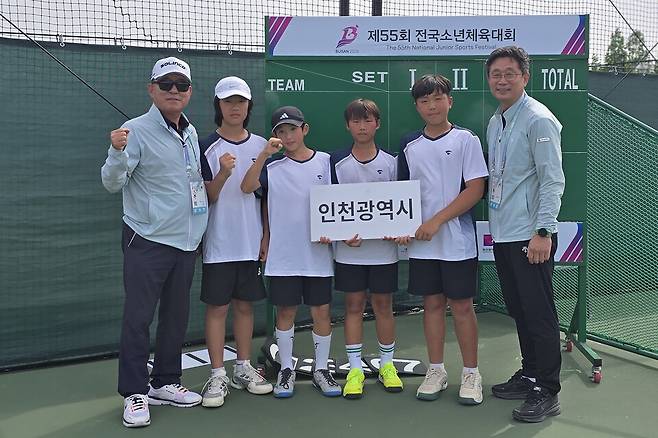 인천 장학사 선생님들과 남자 선수들(최민준, 박준서, 임지한, 이웅현/왼쪽부터)