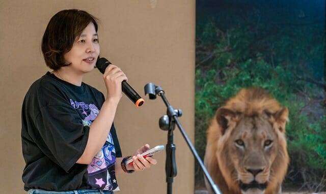 지난 22일 에버랜드 판다월드 아이바오룸에서 열린 '우리의 지구 우리의 이야기' 행사에서 최윤정 넷플릭스 사업개발부문 디렉터가 발표를 진행하고 있다. (사진=넷플릭스)