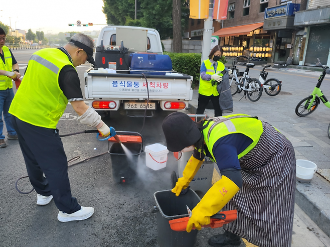 음식물류 폐기물 수거용기 세척 모습. 용산구 제공.